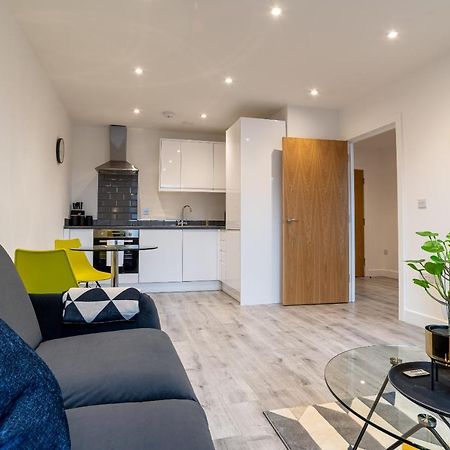 Copenhagen Court Apartments Бейсингсток Екстериор снимка