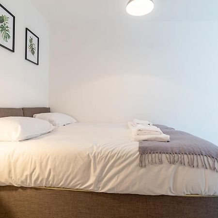 Copenhagen Court Apartments Бейсингсток Екстериор снимка