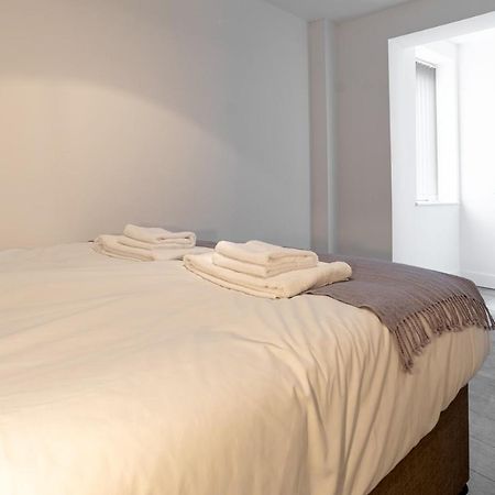 Copenhagen Court Apartments Бейсингсток Екстериор снимка