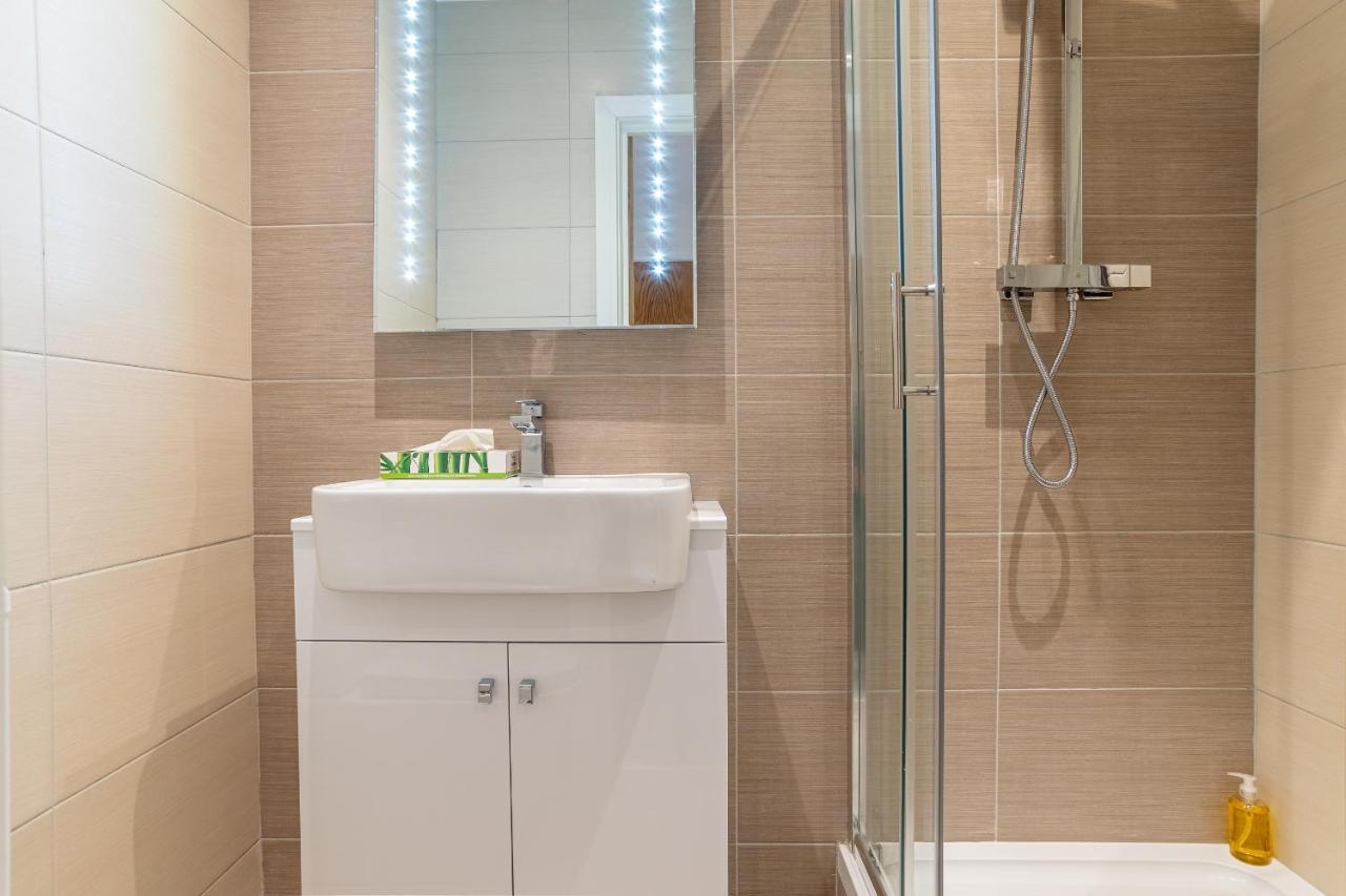 Copenhagen Court Apartments Бейсингсток Екстериор снимка