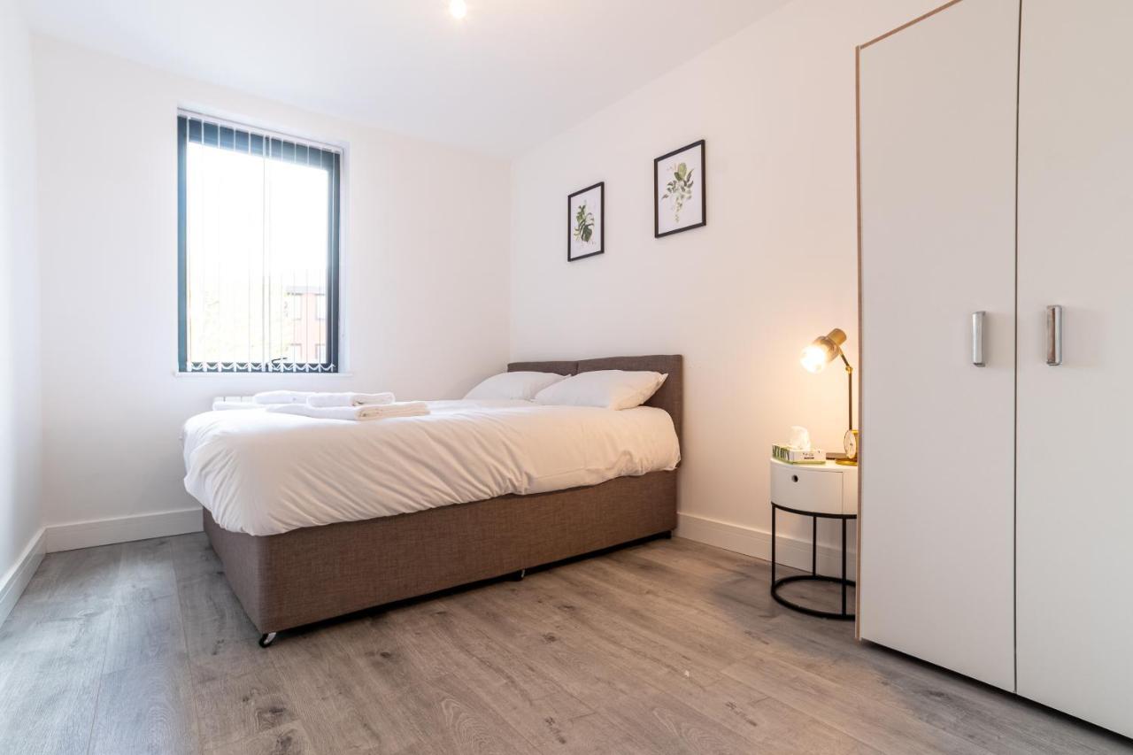 Copenhagen Court Apartments Бейсингсток Екстериор снимка