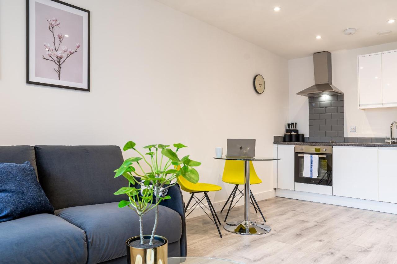 Copenhagen Court Apartments Бейсингсток Екстериор снимка