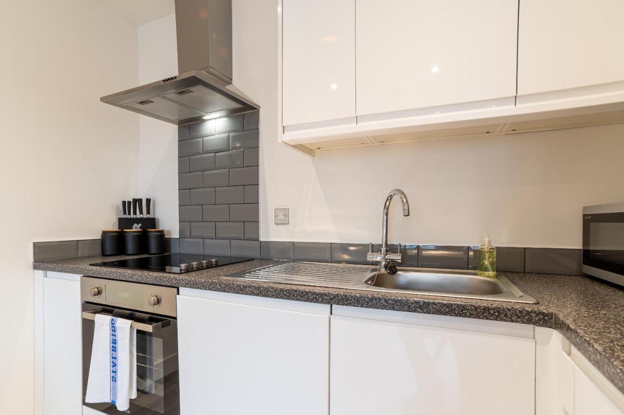Copenhagen Court Apartments Бейсингсток Екстериор снимка