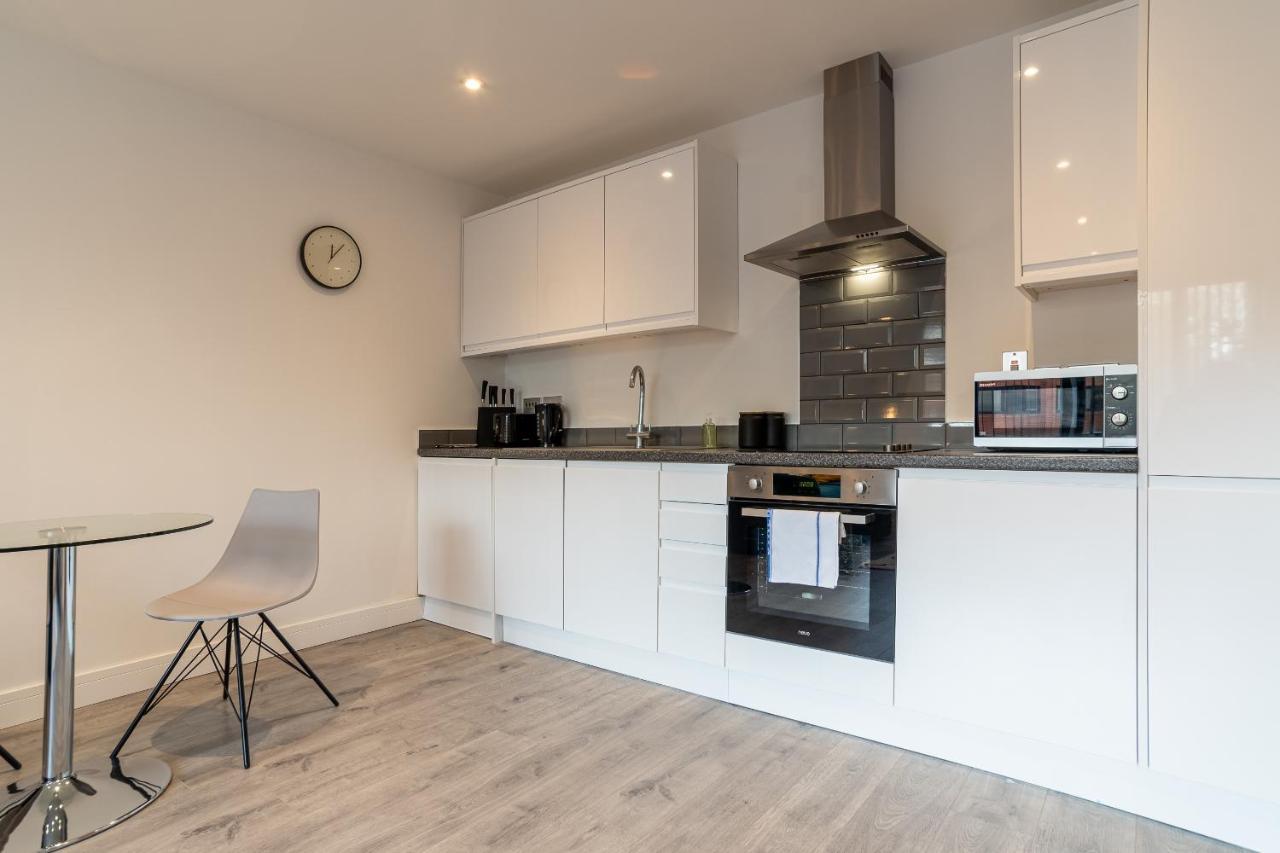 Copenhagen Court Apartments Бейсингсток Екстериор снимка