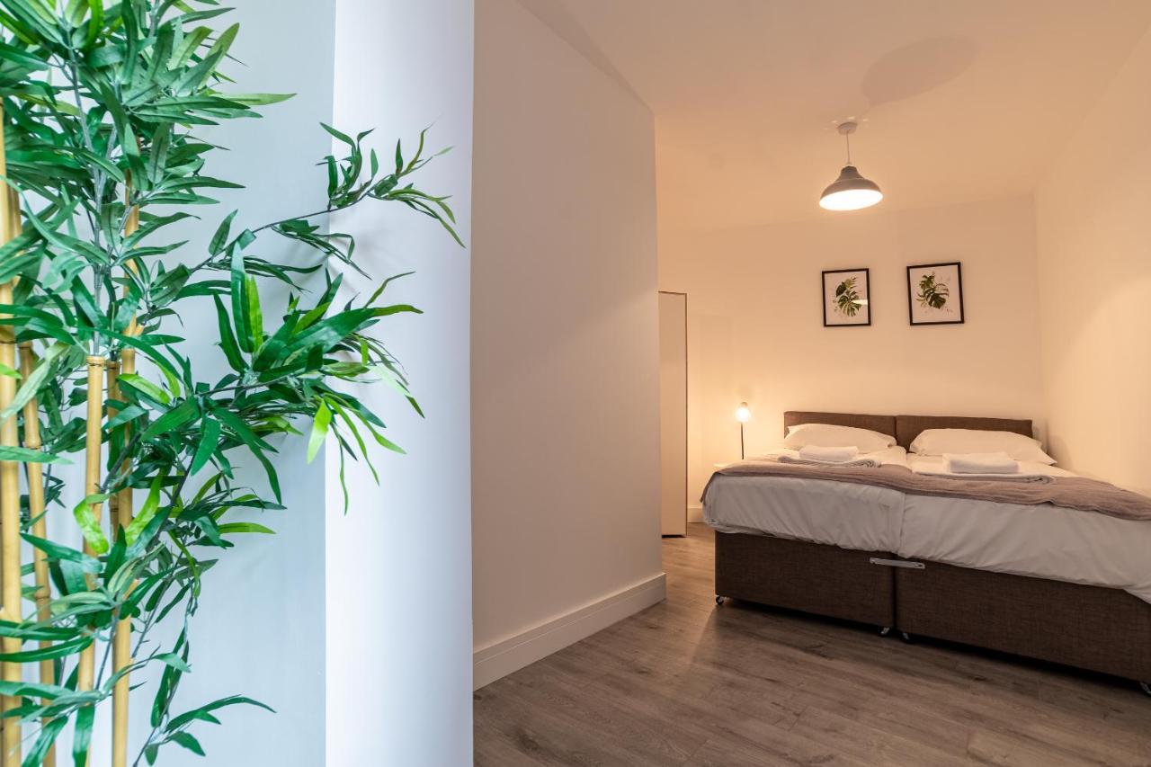 Copenhagen Court Apartments Бейсингсток Екстериор снимка