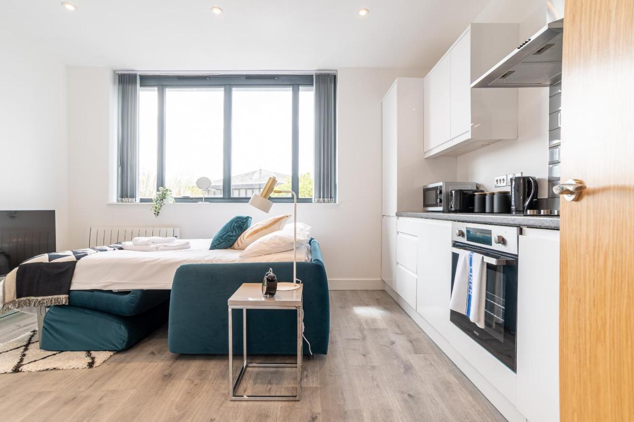 Copenhagen Court Apartments Бейсингсток Екстериор снимка