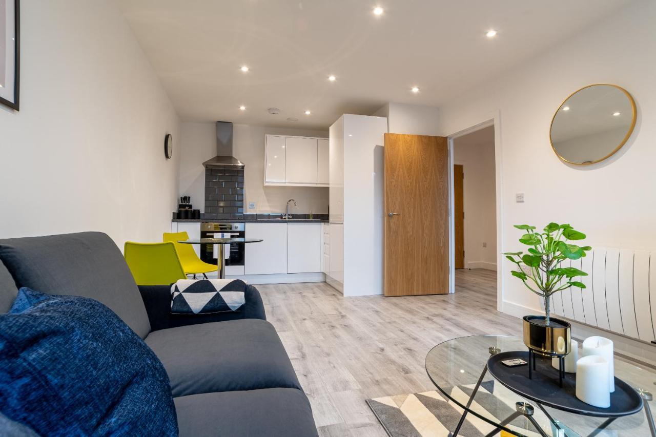 Copenhagen Court Apartments Бейсингсток Екстериор снимка
