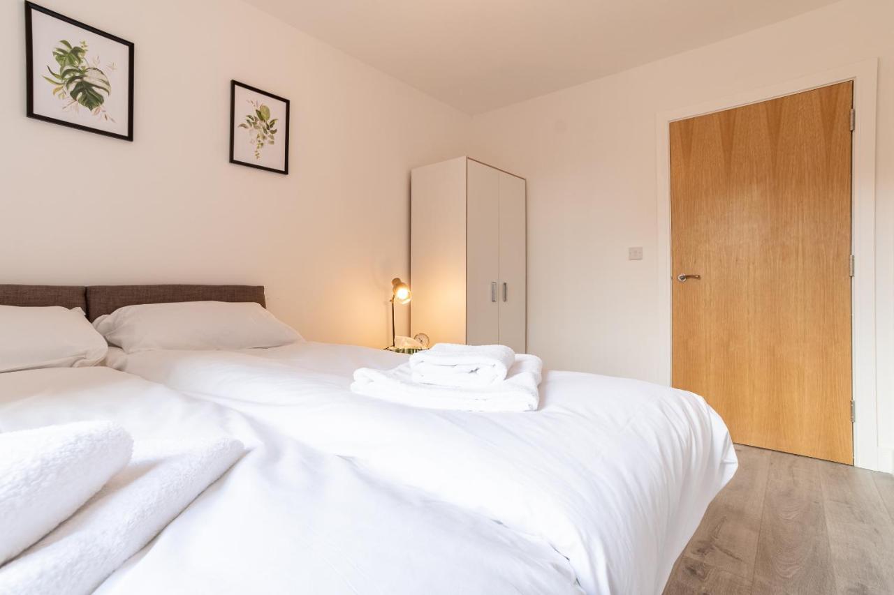 Copenhagen Court Apartments Бейсингсток Екстериор снимка
