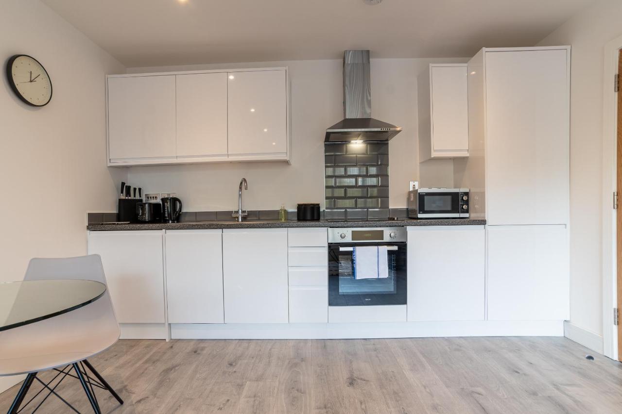Copenhagen Court Apartments Бейсингсток Екстериор снимка