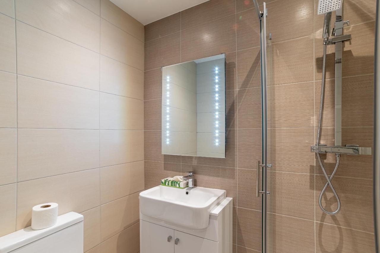 Copenhagen Court Apartments Бейсингсток Екстериор снимка