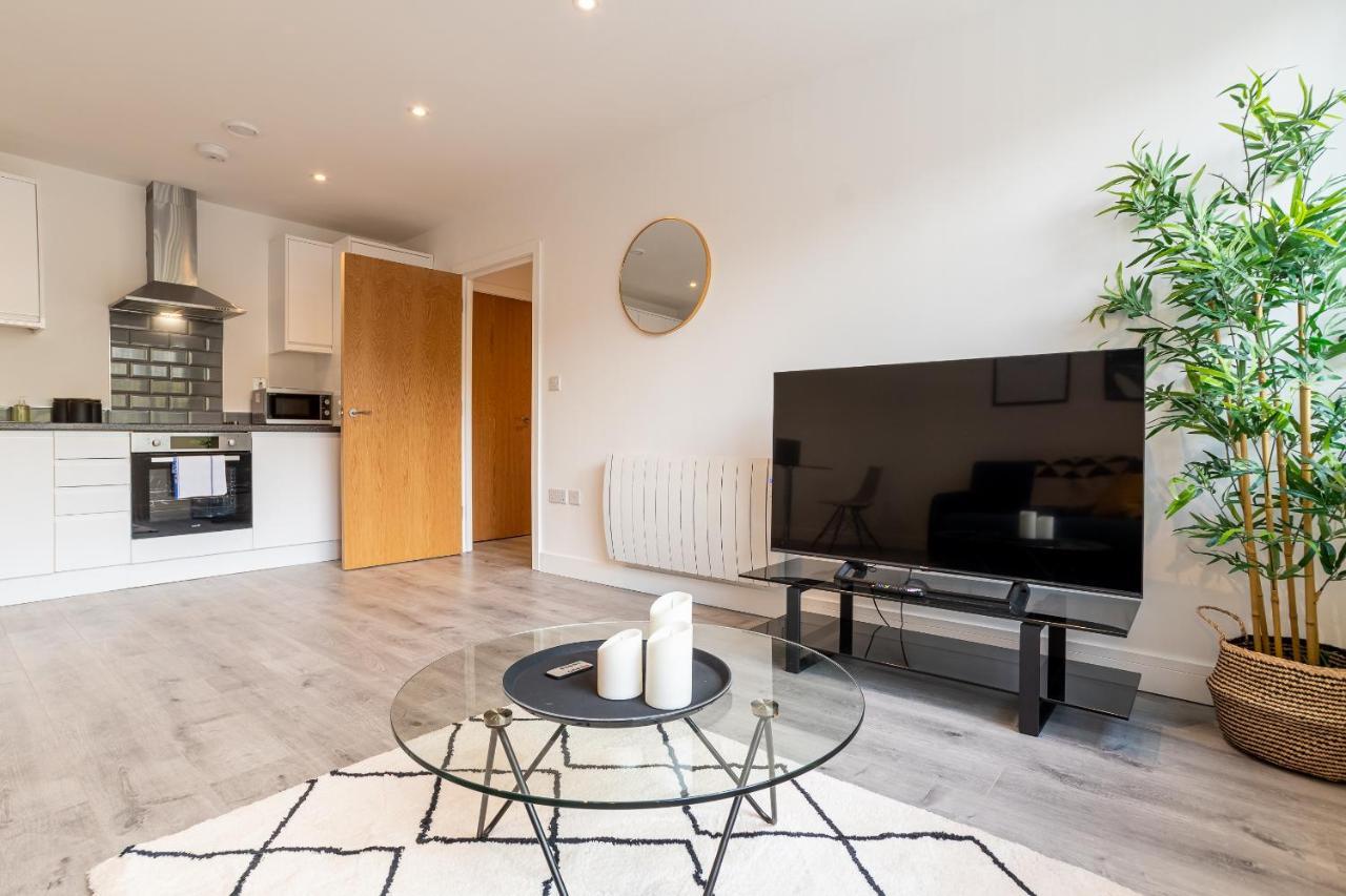 Copenhagen Court Apartments Бейсингсток Екстериор снимка