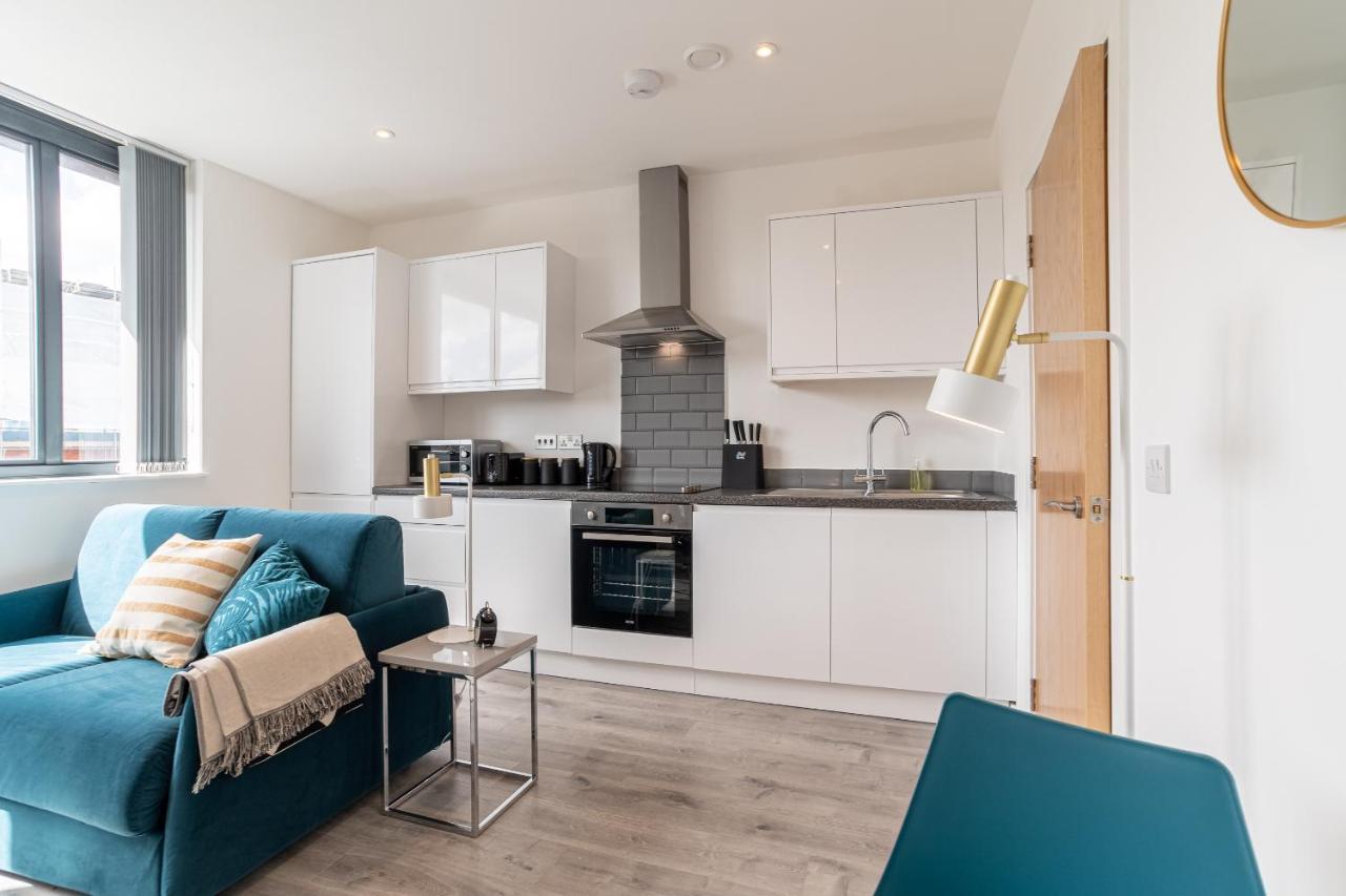 Copenhagen Court Apartments Бейсингсток Екстериор снимка