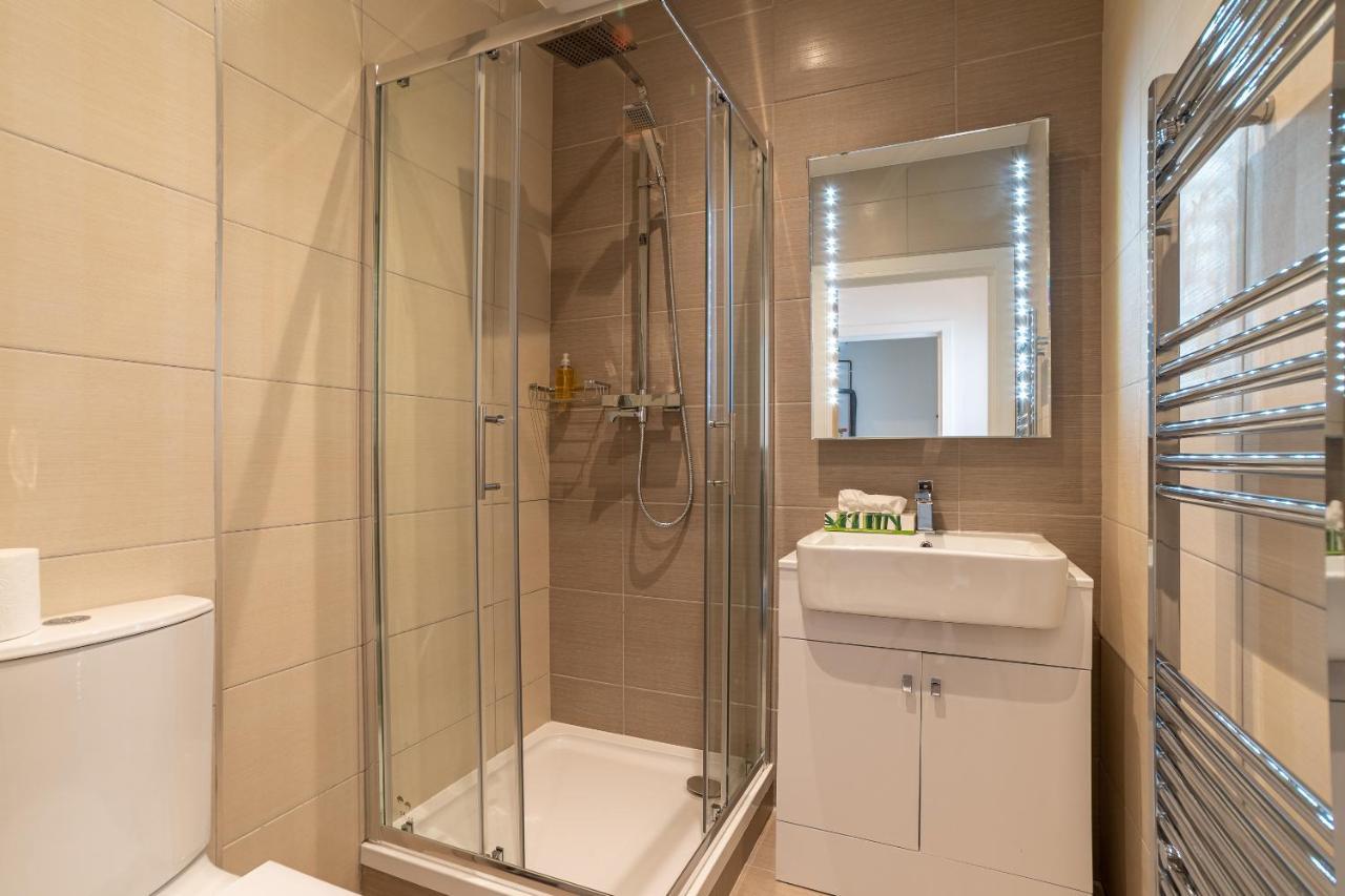 Copenhagen Court Apartments Бейсингсток Екстериор снимка