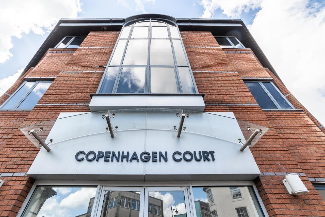 Copenhagen Court Apartments Бейсингсток Екстериор снимка