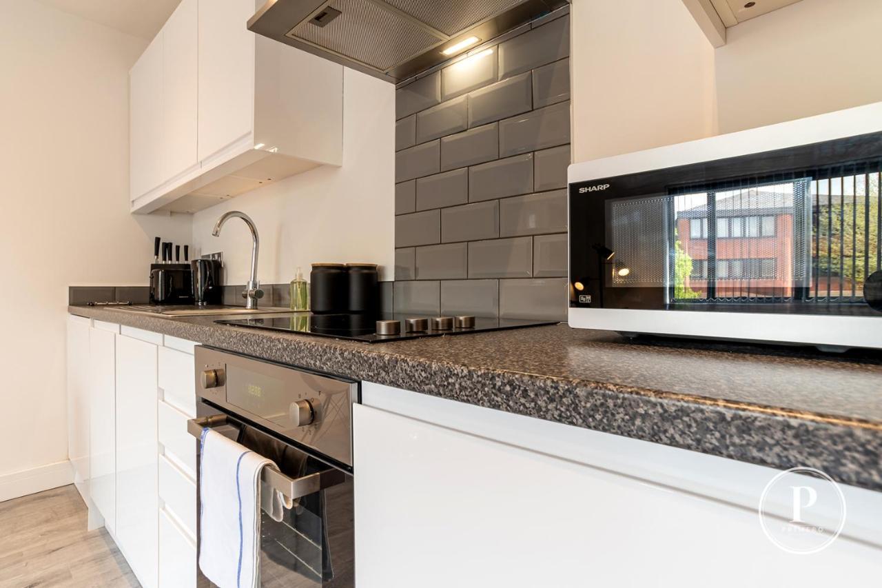 Copenhagen Court Apartments Бейсингсток Екстериор снимка