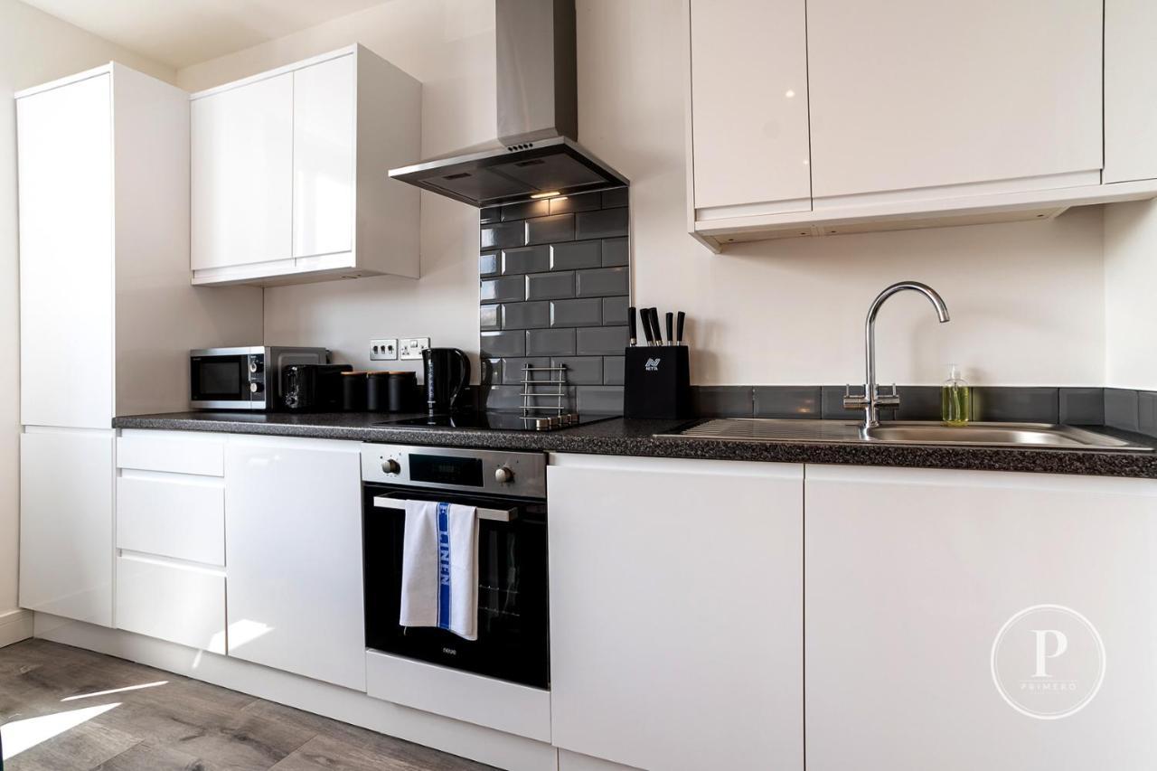 Copenhagen Court Apartments Бейсингсток Екстериор снимка