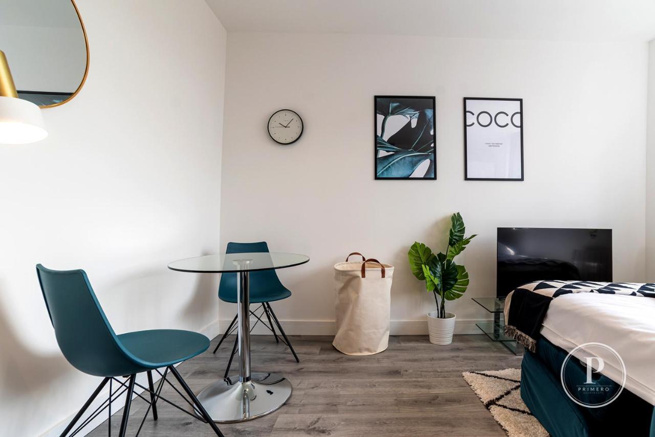 Copenhagen Court Apartments Бейсингсток Екстериор снимка