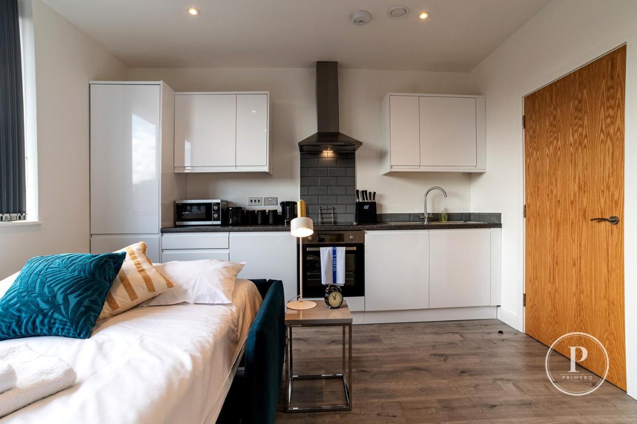 Copenhagen Court Apartments Бейсингсток Екстериор снимка