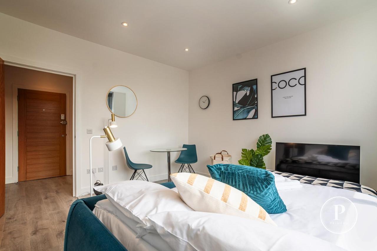Copenhagen Court Apartments Бейсингсток Екстериор снимка