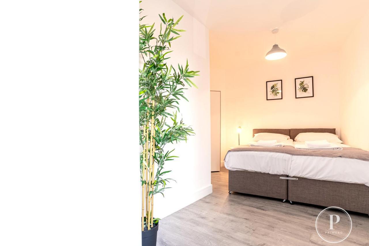 Copenhagen Court Apartments Бейсингсток Екстериор снимка